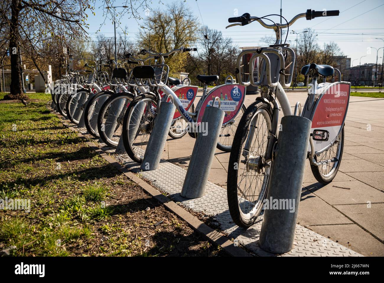 Varsovie, Pologne- 04.18.2022: Terminal de paiement de location de vélos avec panneau solaire. 1569 Banque D'Images