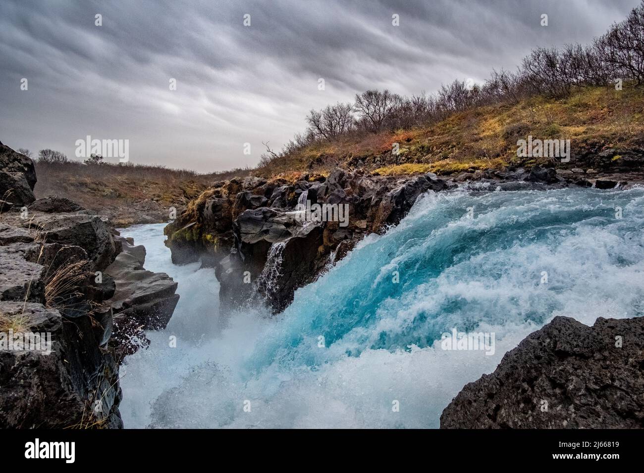 Wasserfall Hlauptungufoss im Golden Circle, île - une cascade bleue nommée 'Hlauptungufoss' dans le sud de l'Islande. Banque D'Images