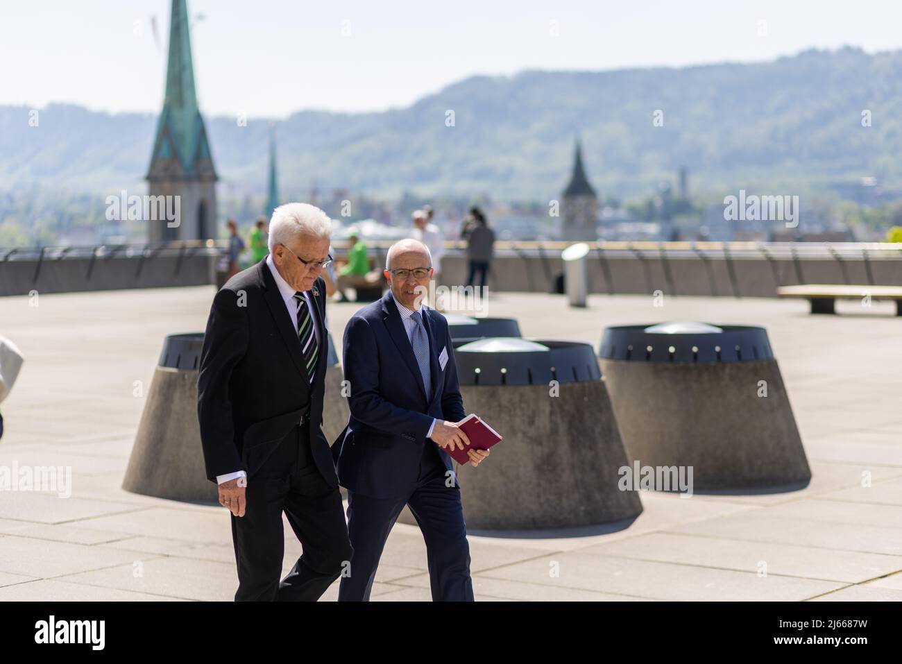 28 avril 2022, Suisse, Zurich: Winfried Kretschmann (l, Bündnis 90/Die Grünen), Ministre-Président du Bade-Wurtemberg, marche à travers Zurich avec le Dr. Norbert Staub de l'ETH Zurich (r). Kretschmann et une délégation du gouvernement de l'État se sont rendu en Suisse pour une visite de deux jours. Photo: Philipp von Ditfurth/dpa Banque D'Images