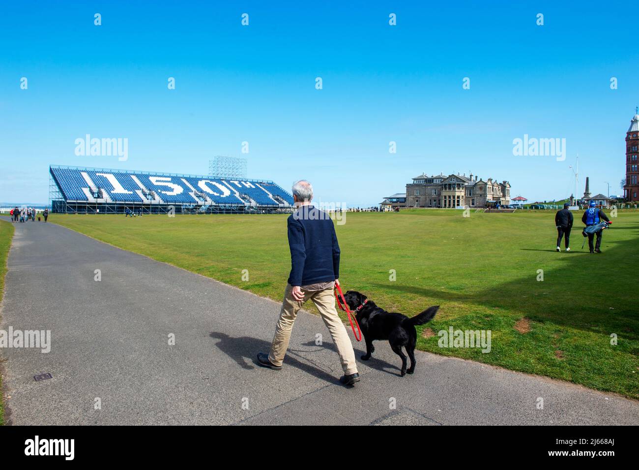 Temporaire se tient en place pour le tournoi Open Golf 150th qui se déroulera en juillet 2022 sur le Old course, St Andrews, Fife, Écosse. Banque D'Images