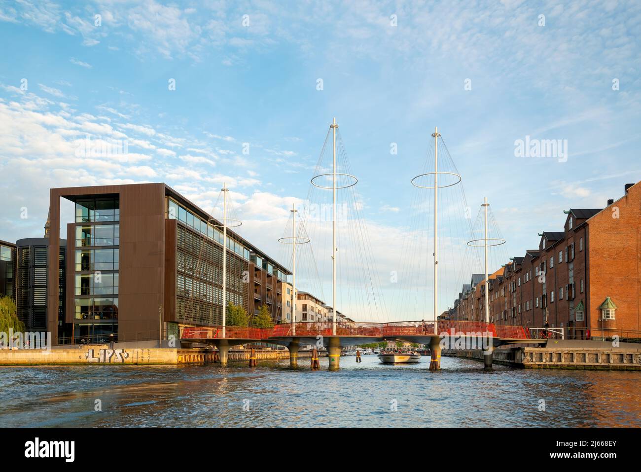 Le pont du cercle (Danois : Cirkelbroen) est un pont piétonnier qui s'étend sur l'embouchure sud du canal Christianshavn, dans la zone du centre de Copenhague Banque D'Images
