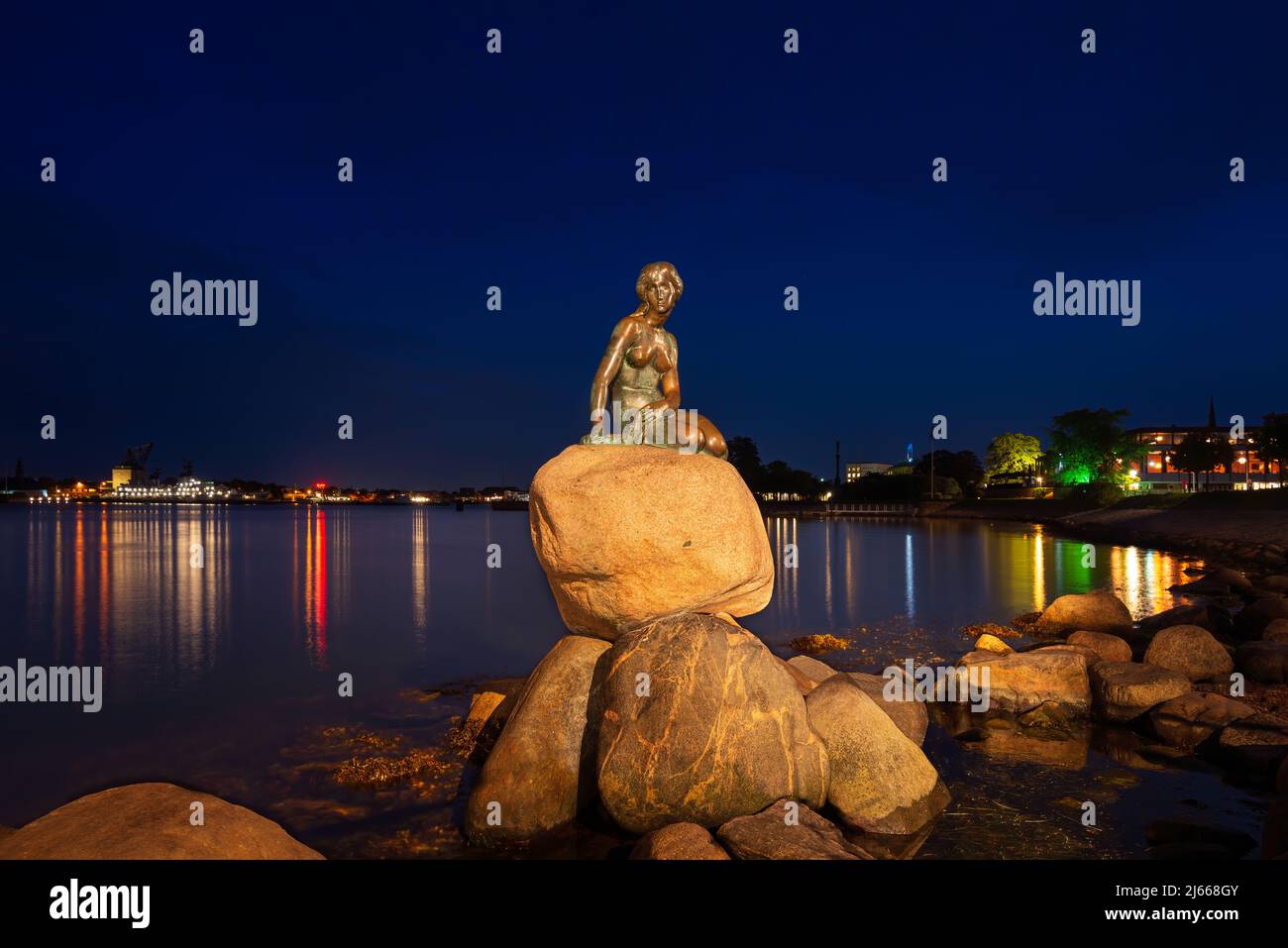 Vue nocturne de la statue de la petite Sirène (Danois : den lille Havfrue) à Copenhague, Danemark Banque D'Images