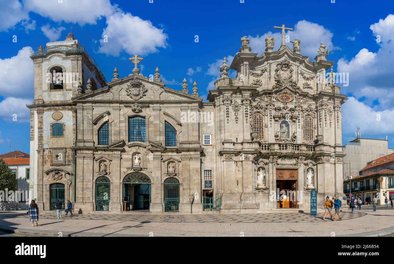 Porto, Portugal - novembre 10 2022 - personnes passant devant les Carmelitas et l'église Carmo (Igreja dos Carmelitas et Igreja do Carmo) Banque D'Images