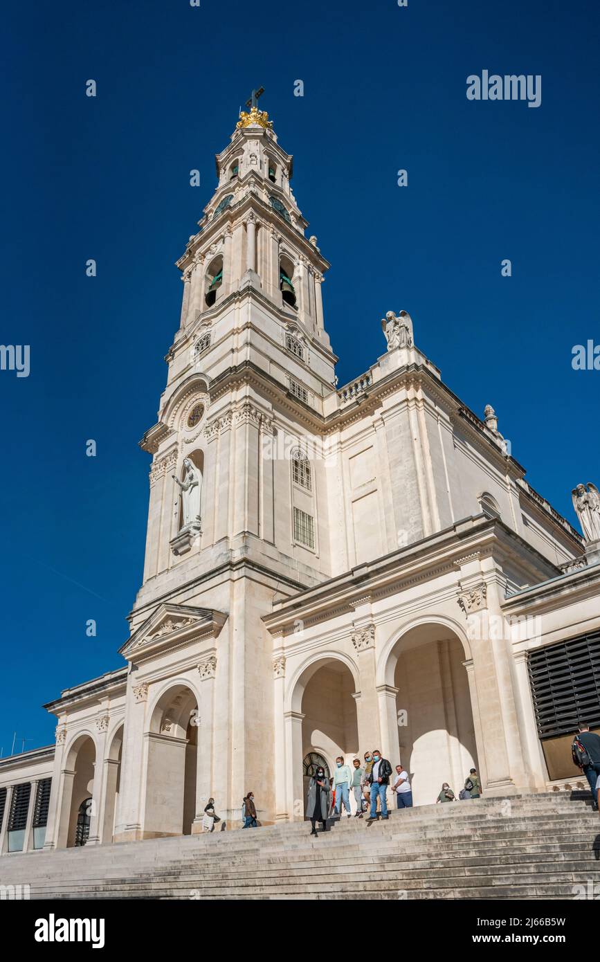 Fatima, Portugal - 13 2022 novembre - personnes qui quittent et entrent dans la basilique notre-Dame du Rosaire de Fatima Banque D'Images