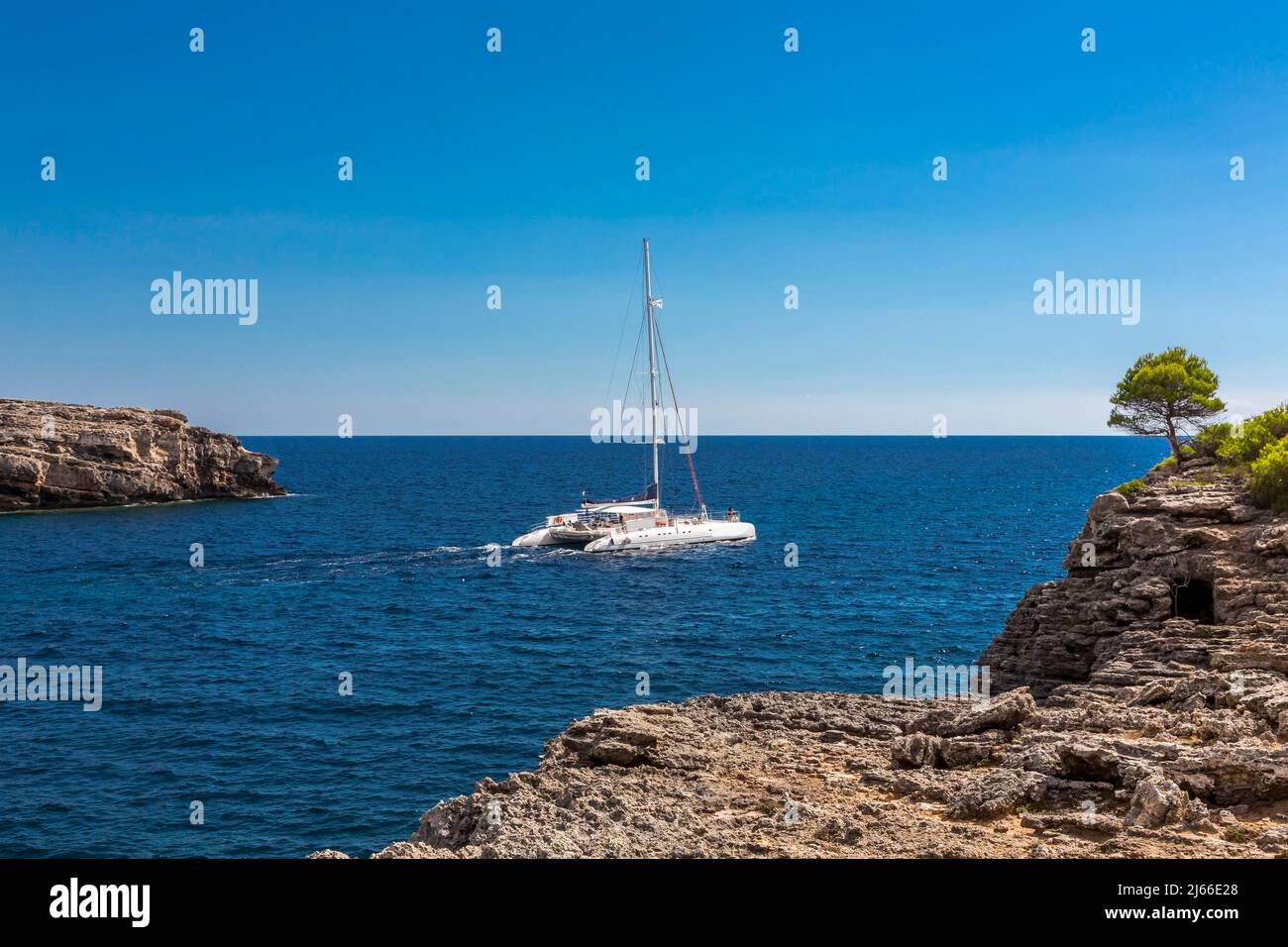 Katamaran Segelschiff, Bucht von Cala Turqueta, Ciutadella, Menorca, Balearia, Espagnol Banque D'Images
