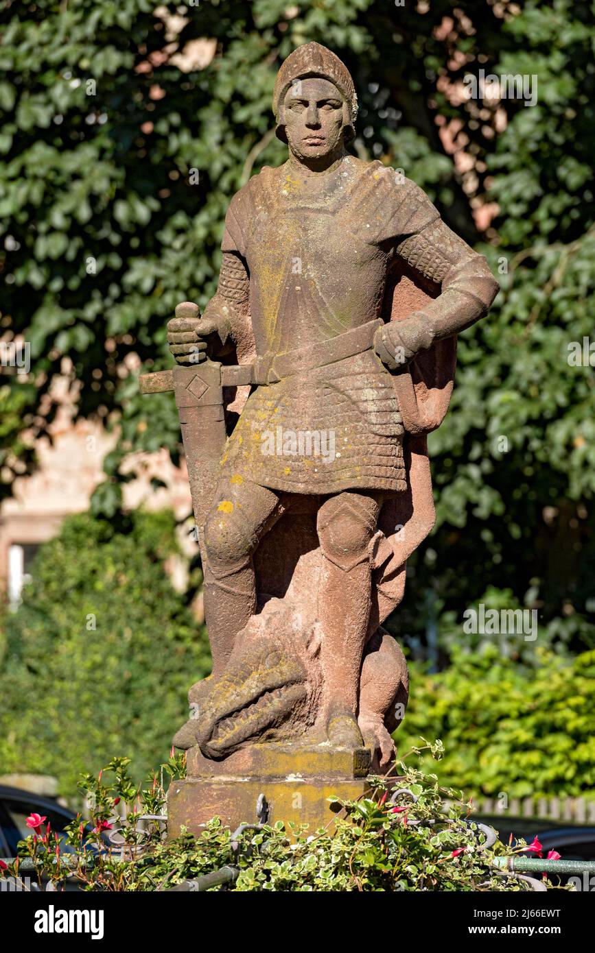 Brunnenfigur St. Georg der Drachentoeter mit dem Drachen, mittelalterlicher Marktbrunnen, Altstadt, Schlitz, Vogelsberg, Hessen, Allemagne Banque D'Images