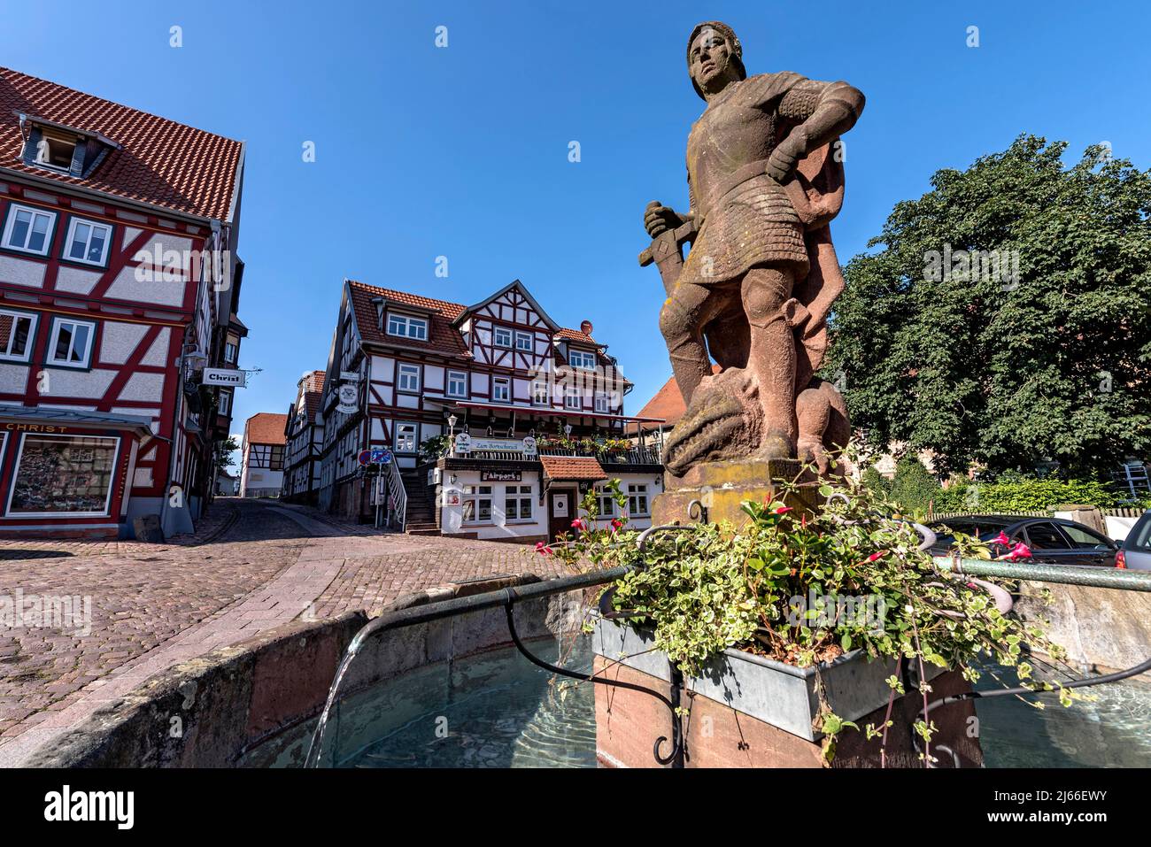 Brunnenfigur St. Georg der Drachentoeter mit dem Drachen, mittelalterlicher Marktbrunnen, Marktplatz mit Fachwerkhaeusern, Altstadt, Schlitz Banque D'Images