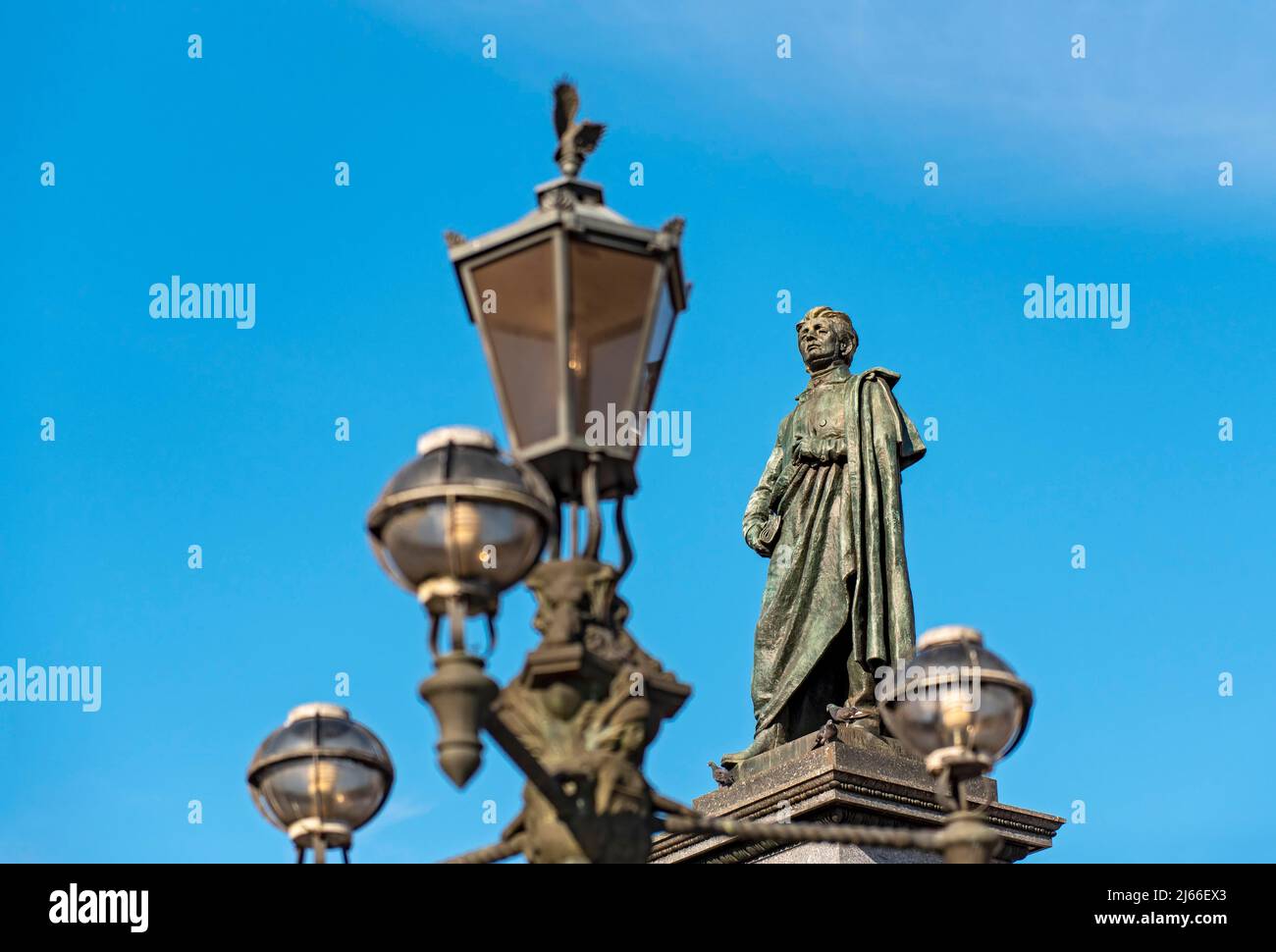 Street LAMP et Adam Mickiewicz Monument, main Market Square, Cracovie, Pologne Banque D'Images