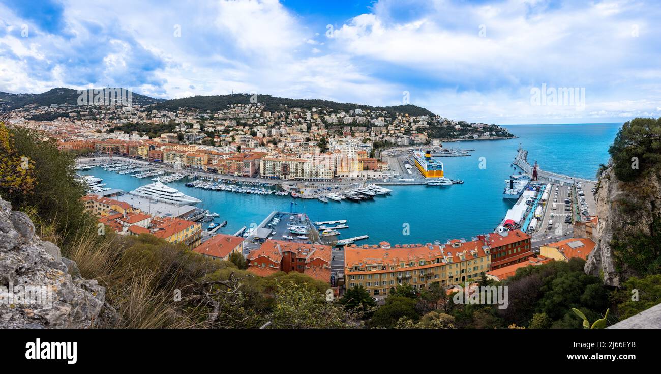 Nice, France - avril 3 2022 - vue d'ensemble des bateaux en attente d'une voile dans le port de Lympia (porte de Nice Lympia) avec un très gros navire Banque D'Images