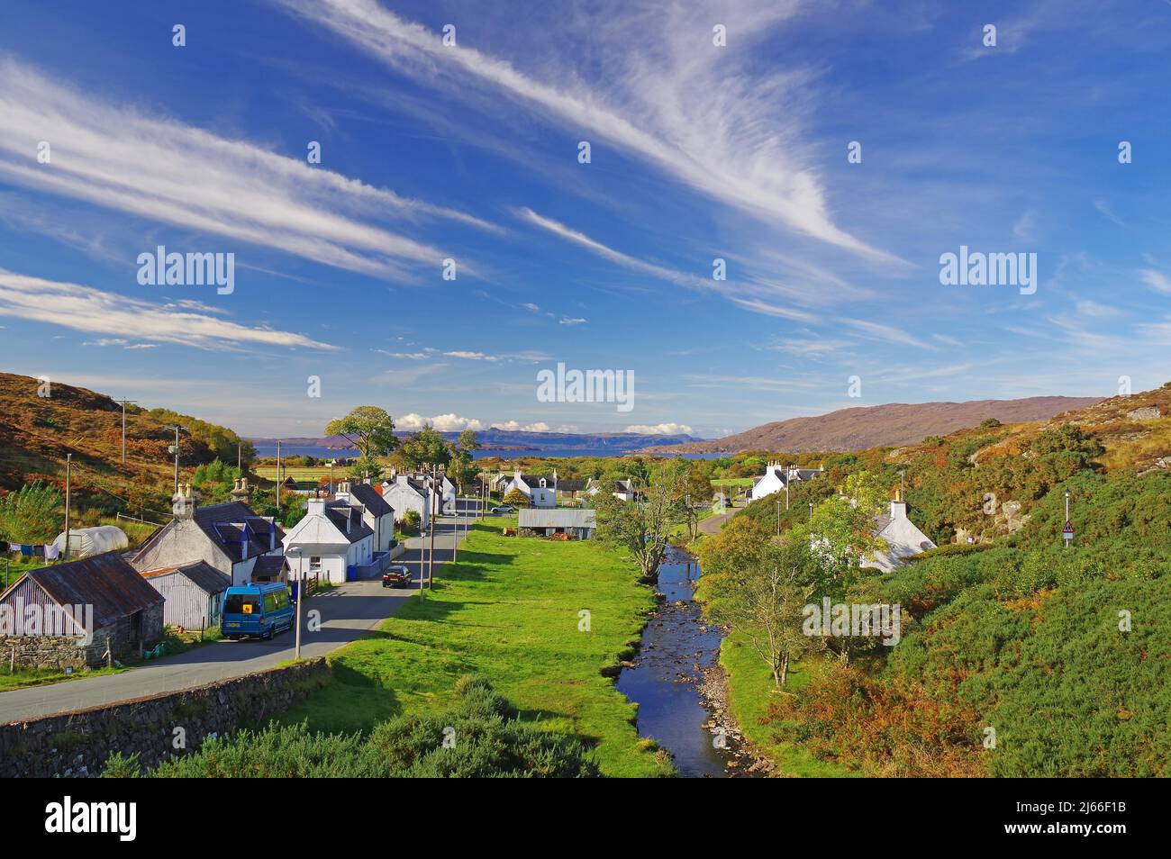 Kleiner Ort mit Bachlauf, Herbst, Balmarcra, Highlands, Schottland, GROSSBRITANNIEN Banque D'Images