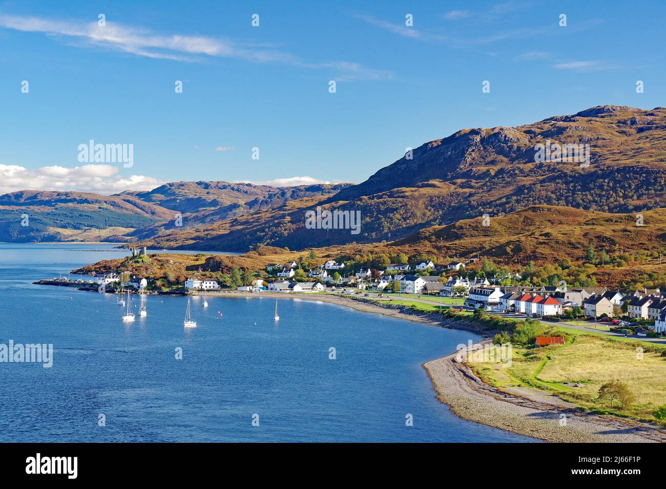 Bucht mit Segelbooten und dem kleinen Ort Kyle of Lochalsh, Herbst, Isle of Skye, Hebriden, Schottland, GROSSBRITANNIEN Banque D'Images