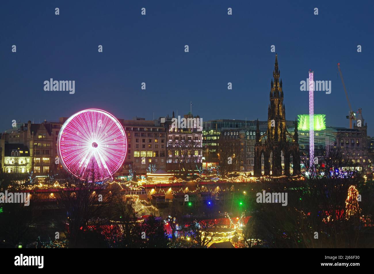 Weihnachtsmarkt, Riesenrad und Sir Walter Scott Memorial, Nachtaufnahme, Édimbourg, Schottland, GROSSBRITANNIEN Banque D'Images
