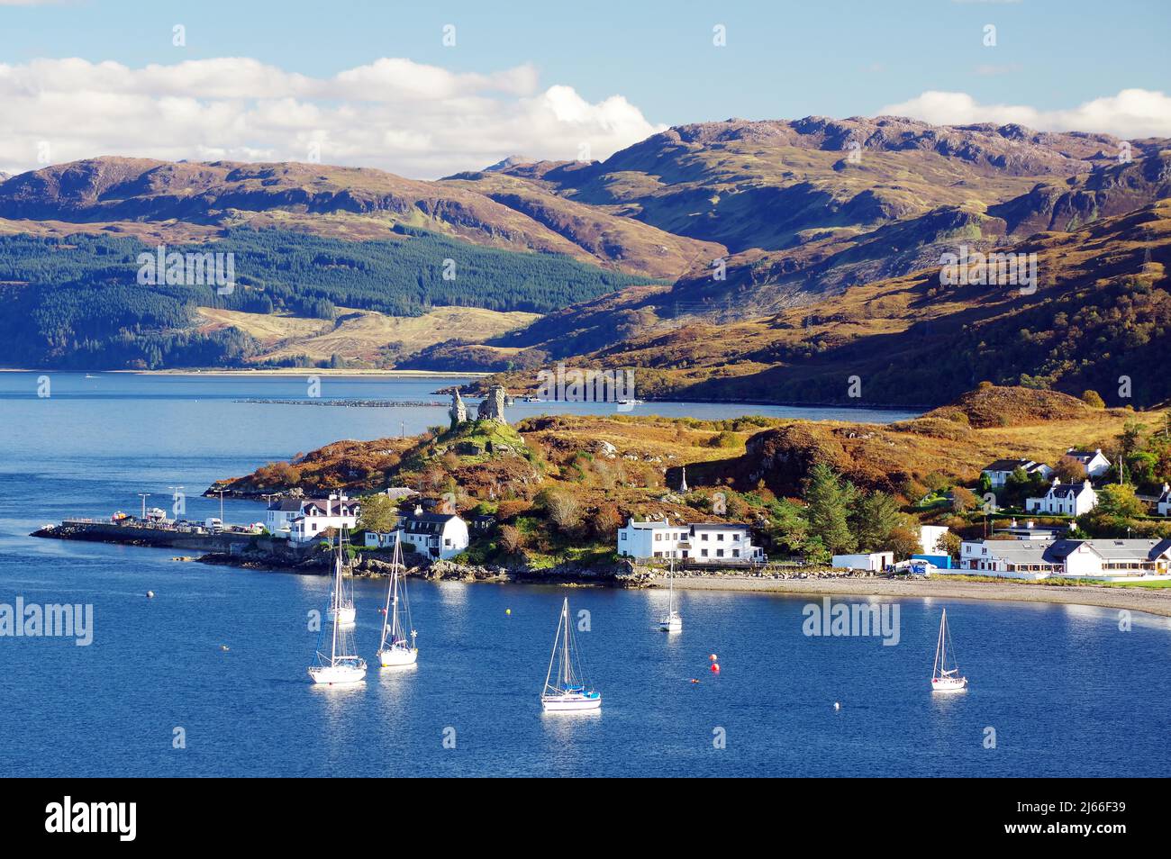 Bucht mit Segelbooten und dem kleinen Ort Kyle of Lochalsh, Herbst, Isle of Skye, Hebriden, Schottland, GROSSBRITANNIEN Banque D'Images
