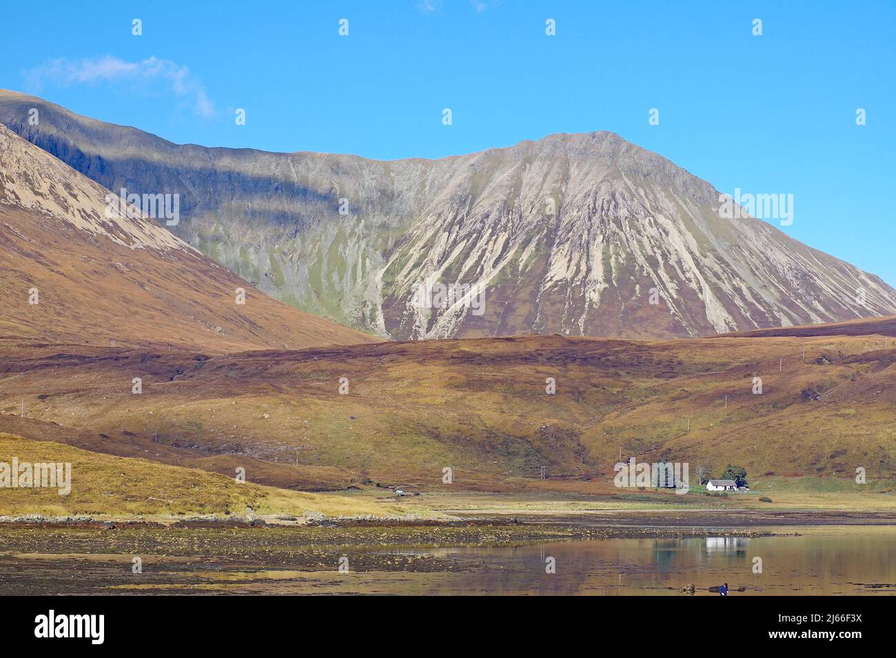 Kleines Haus am fuss einer rauen, végétationslesen Berglandschaft, Herbst, Cullins, île de Skye, Hebriden, Schottland, GROSSBRITANNIEN Banque D'Images