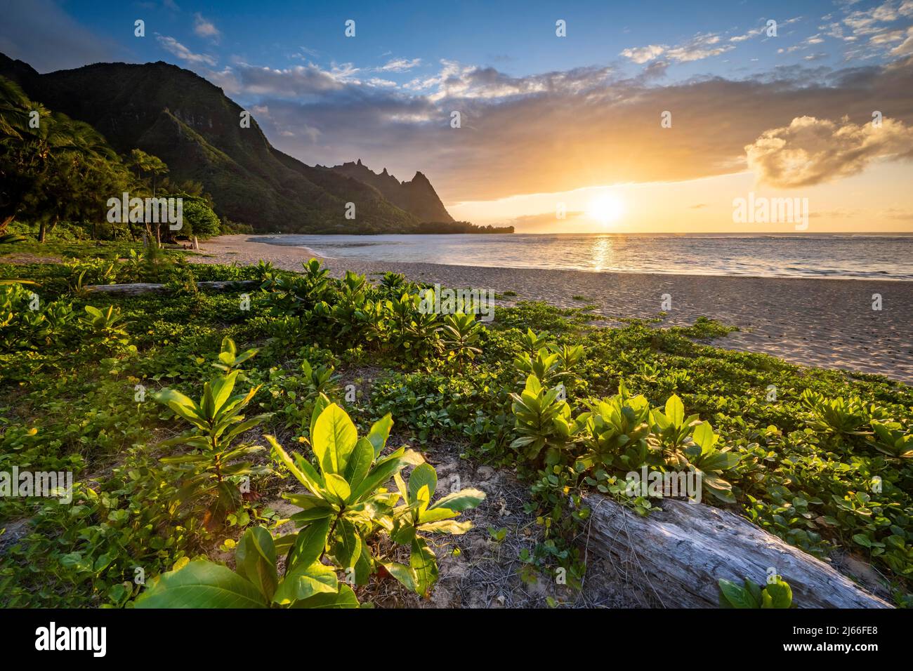 Tunnels Beach mit Blick auf Haena State Park, Sonnenuntergang, Kauai, Hawaii, Etats-Unis Banque D'Images