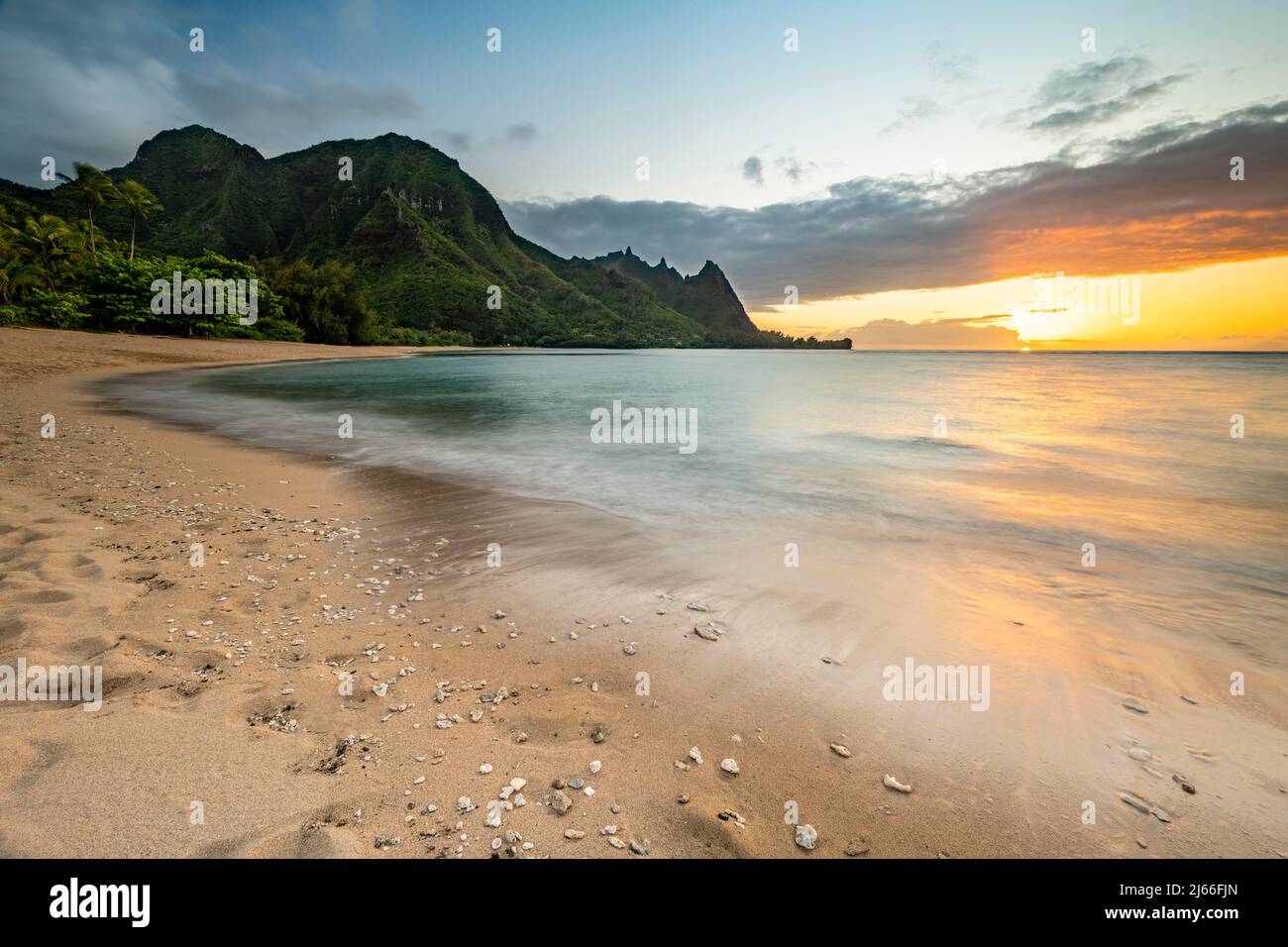 Tunnels Beach mit Blick auf Haena State Park, Sonnenuntergang, Kauai, Hawaii, Etats-Unis Banque D'Images