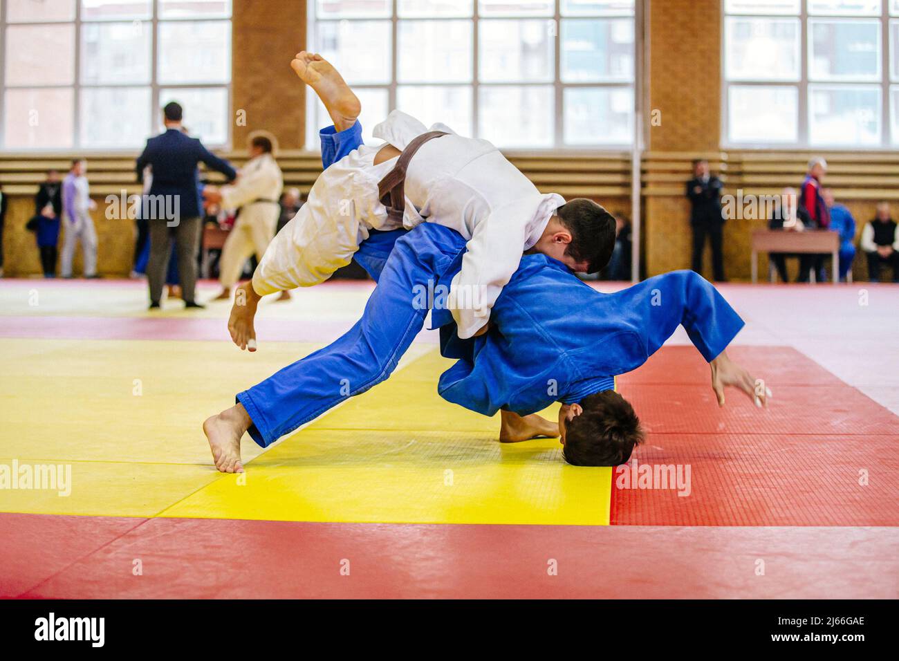 les athlètes masculins judoka dans judo combat Banque D'Images