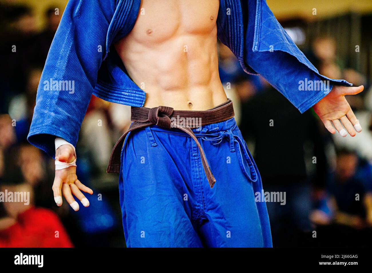 athlète judoka masculin dans un kimono bleu Banque D'Images