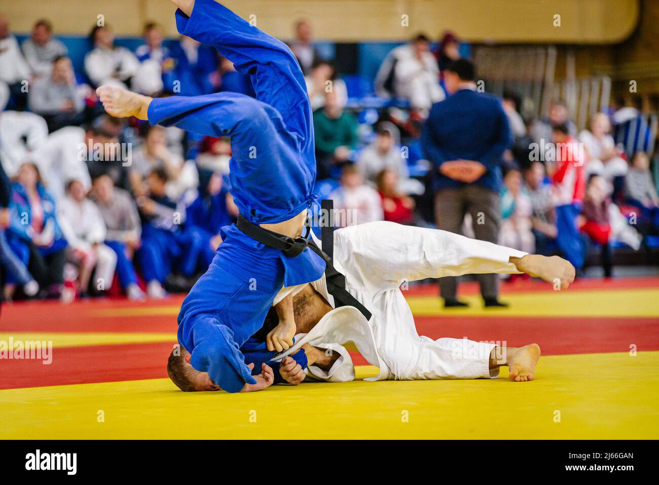 les athlètes masculins judoka combattent la compétition judo Banque D'Images