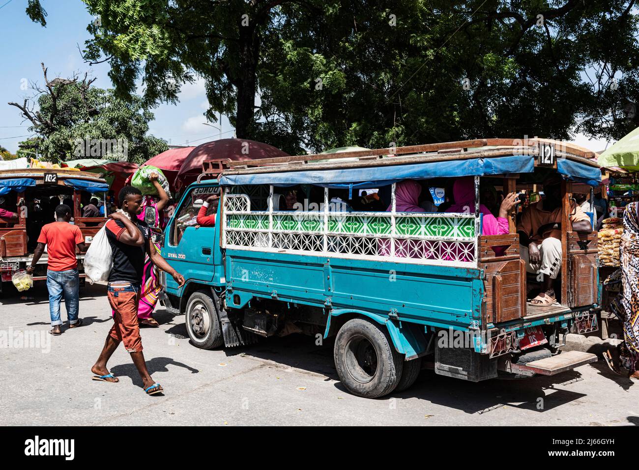 Dala-Dala, lokaler bus an einer Busstation à Stone Town, Menschen als Beiwerk, UNESCO Weltkulturerbe, Unguja, Sansibar, Tansania Banque D'Images