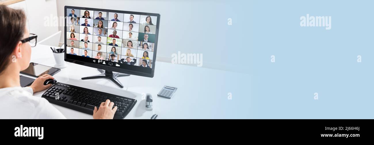 Femme travaillant à domicile ayant en ligne Groupe de vidéoconférence sur ordinateur Banque D'Images