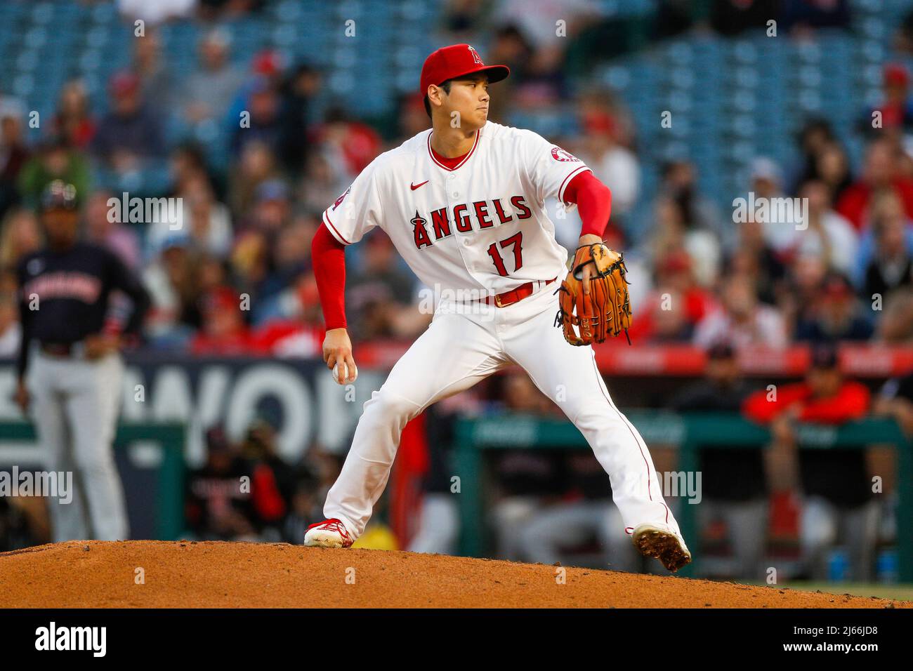 Le pichet des Anges de Los Angeles Shohei Ohtani (17) lance le ballon lors d'un match de la saison régulière de la MLB contre les Gardiens de Cleveland, le mercredi 27T avril Banque D'Images