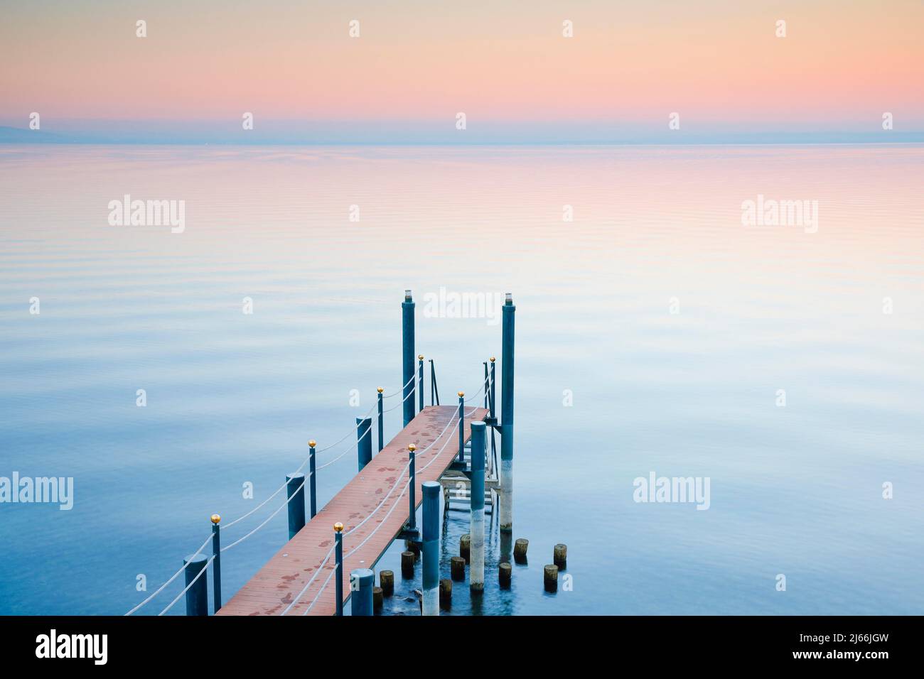 Abendstimmung ueber dem Bodensee mit Badesteg zum See, Horn im Kanton Thurgau, Suisse Banque D'Images