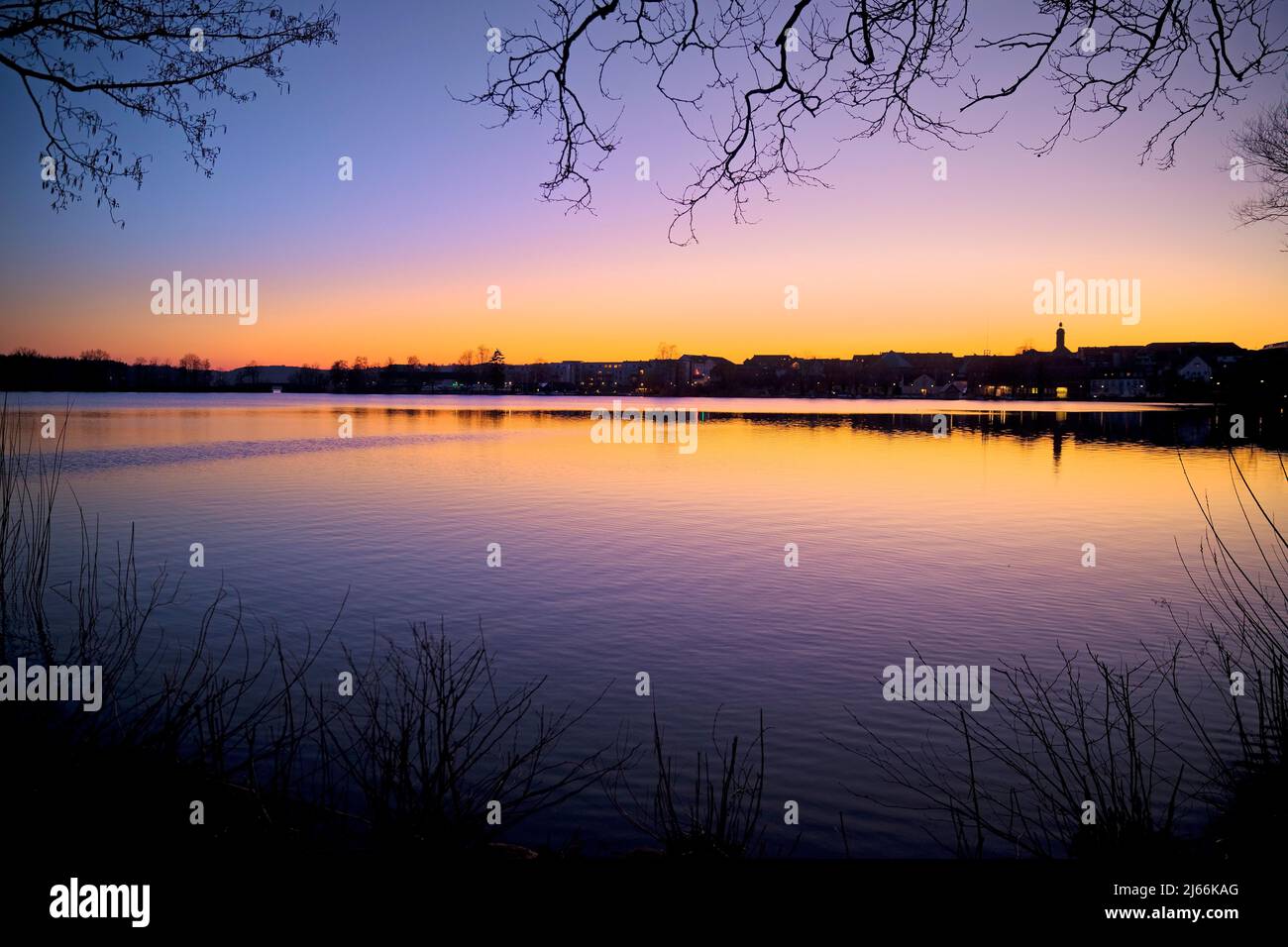 Stimmungsvolle Aussicht am Abend auf den Ratzeburger See, Ratzebuirg, Schleswig-Holstein, Allemagne Banque D'Images