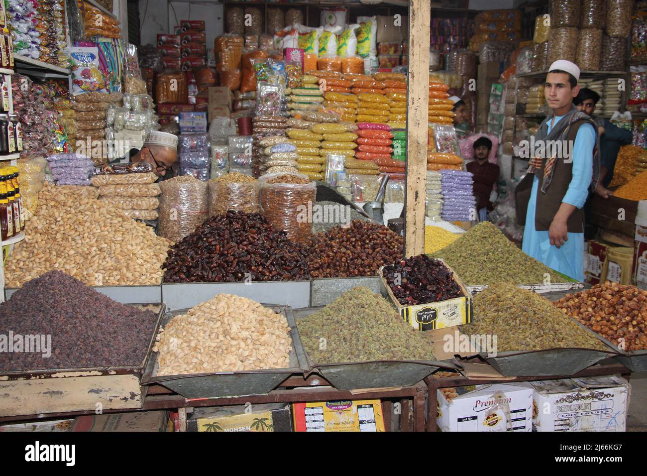 Afghanistan, Afghanistan. 27th avril 2022. Un stand de vente de nourriture est photographié devant l'Eid al-Fir dans la province de Kunduz, en Afghanistan, le 27 avril 2022. EID Al-Fitr, le festival de briser le jeûne qui marque la fin du mois Saint islamique du Ramadan, est célébré par les musulmans du monde entier. Crédit: Aimal Kakr/Xinhua/Alamy Live News Banque D'Images