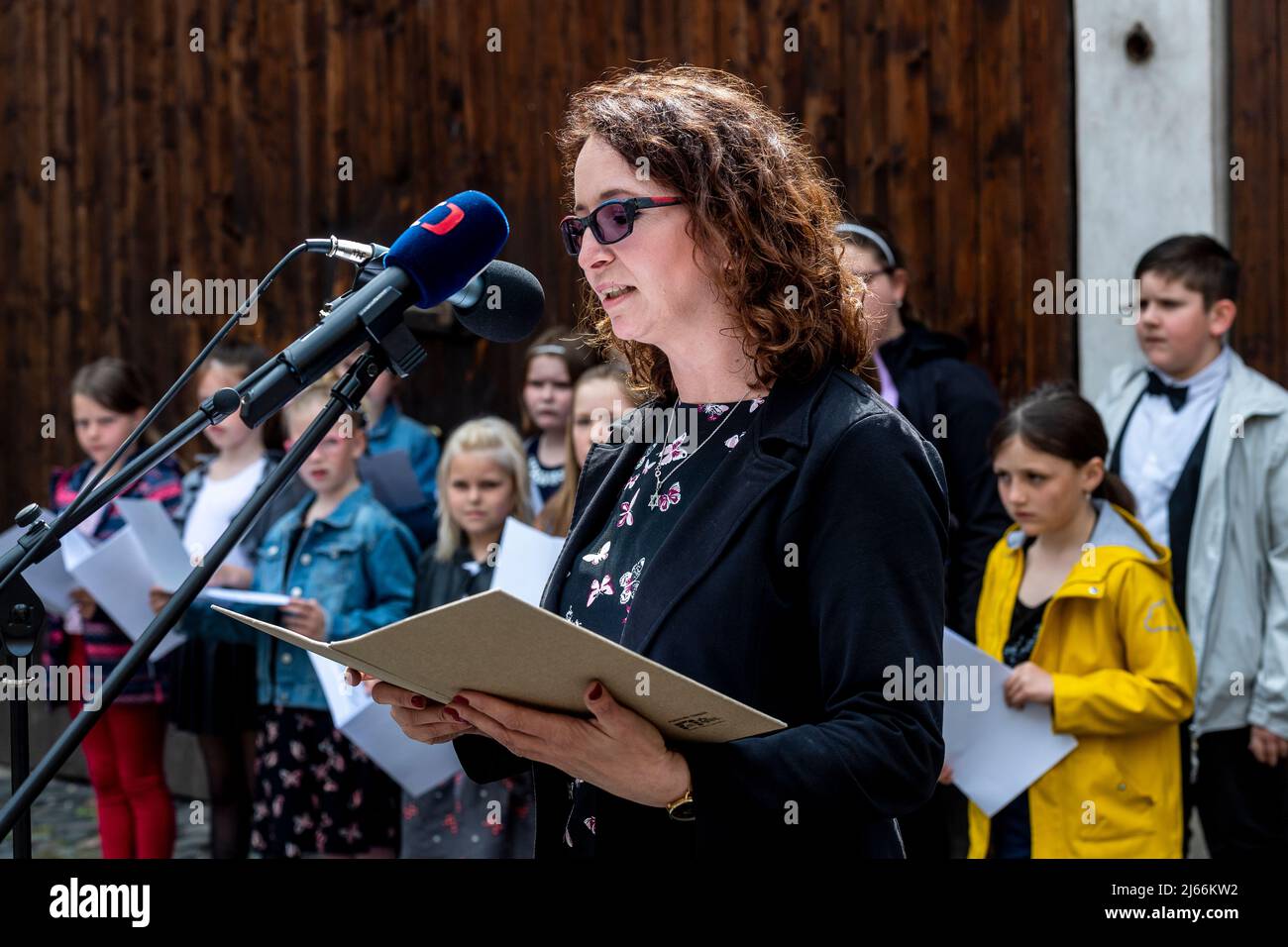 Terezin, République tchèque. 28th avril 2022. La lecture publique des noms des victimes de l'Holocauste à l'occasion de Yom HaShoah a eu lieu à Terezin, République tchèque, le 28 avril 2022. Le maître de choeur Jana Harazimova lit sur la photo. Crédit : Ondrej Hajek/CTK photo/Alay Live News Banque D'Images