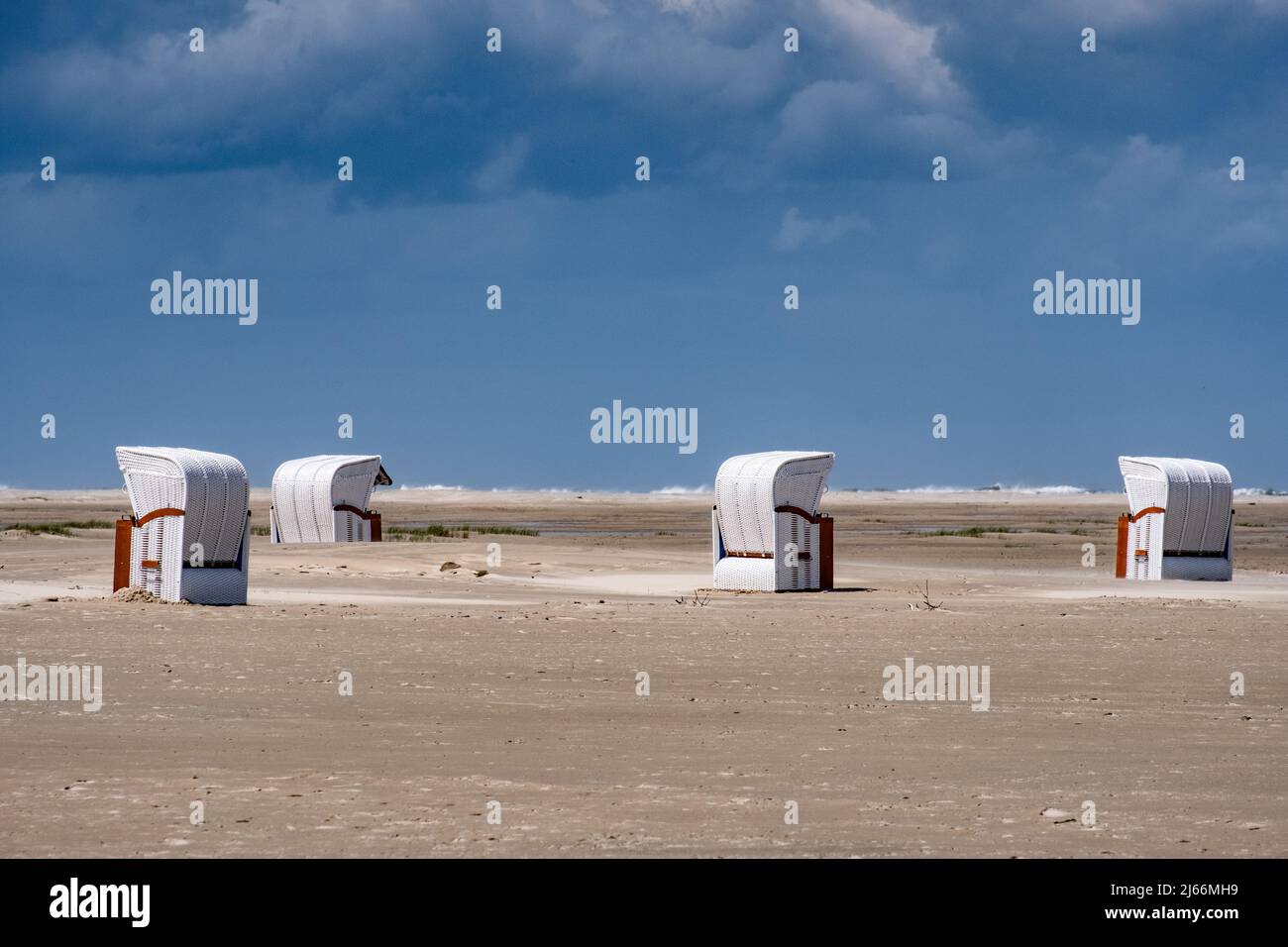 Impressionen von der Insel Borkum - Nordstrand beim Dünenbudje mit vier weißen Strandkörben. Banque D'Images