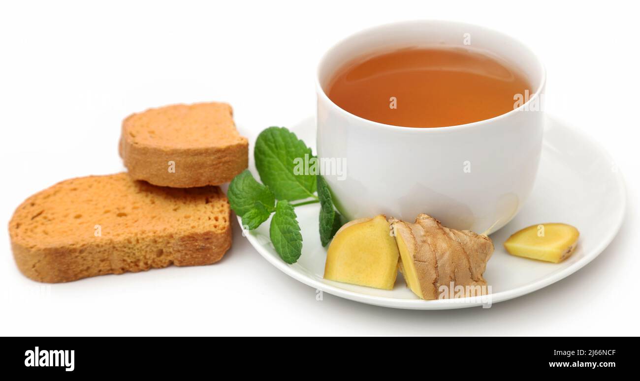 Tisane avec différentes herbes et ingrédients et toast comme petit déjeuner Banque D'Images