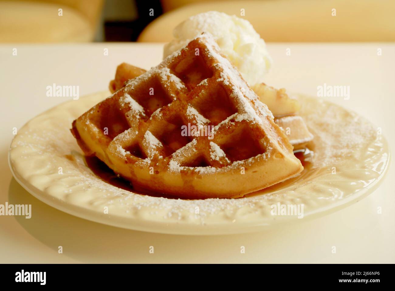 Assiette de gaufres aux pommes à la cannelle maison fraîchement cuites avec dessus Crème glacée à la vanille Banque D'Images