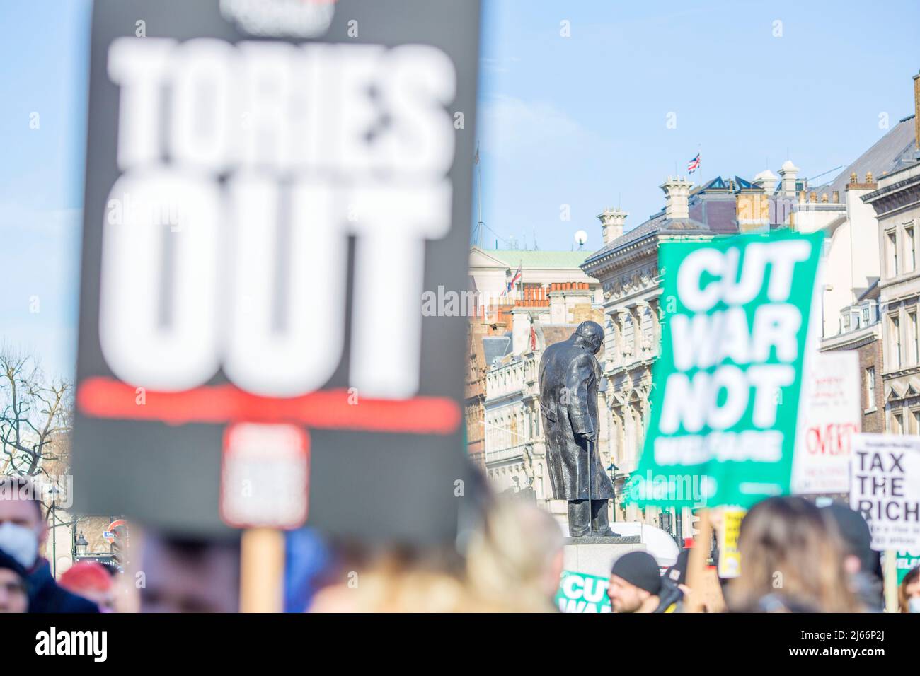 Les participants se réunissent au cours d'une manifestation sur le coût de la vie à la place du Parlement, dans le centre de Londres. Banque D'Images