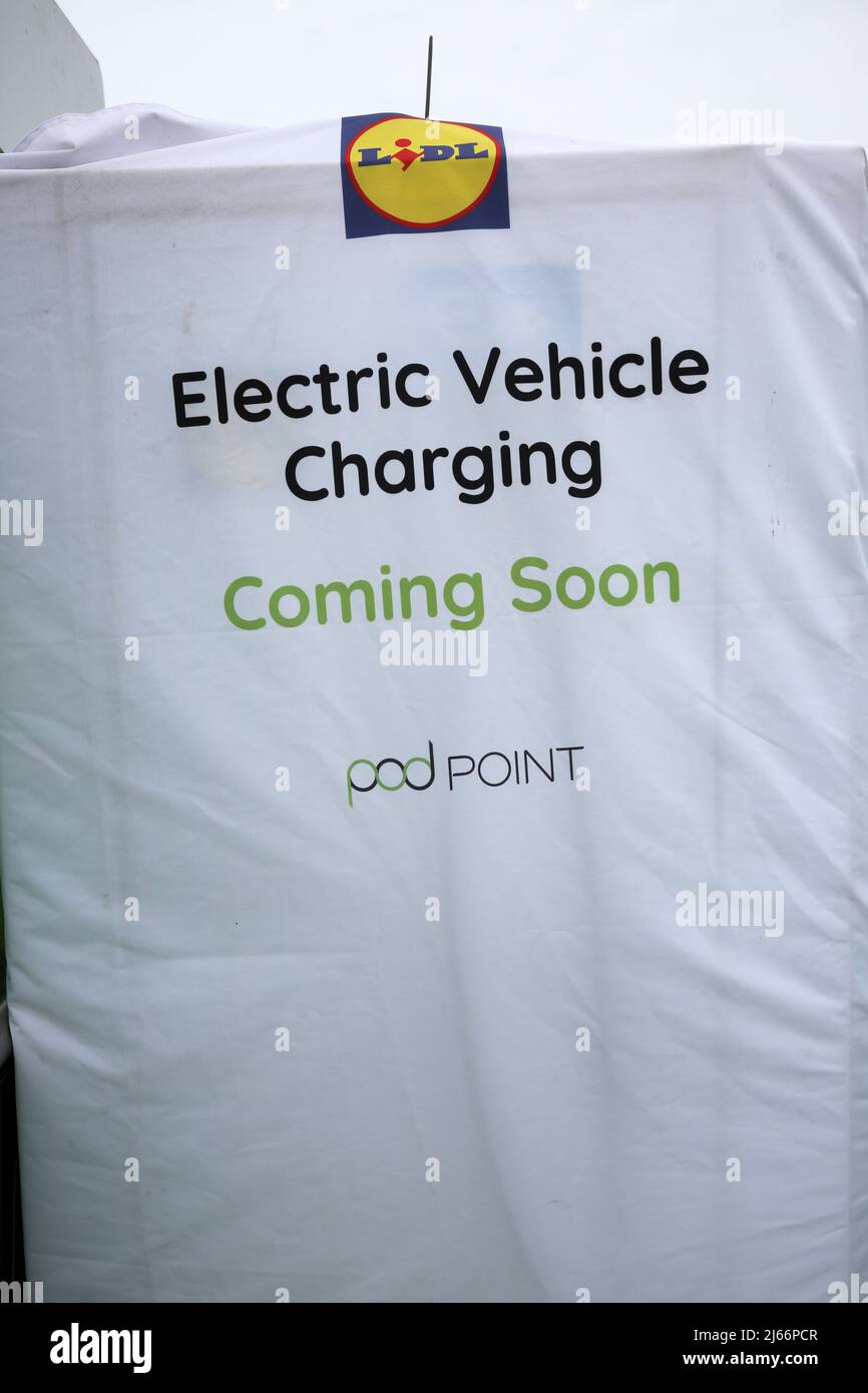 Lidl Supermarket car Park, Montrose, Angus, Écosse, Royaume-Uni. Installation d'un point de chargement de véhicule électrique dans le parking, en cours d'installation avec couvercle sur le chargeur, dites « chargement de véhicule électrique bientôt disponible » Banque D'Images