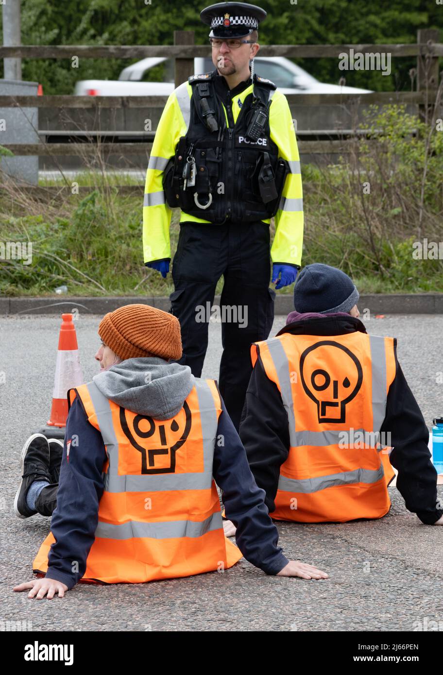 Kent, Royaume-Uni. 28 avril 2022 des manifestants de Just Stop blocus pétrolier le garage BP de Clacket Lane Services le M25. La police arrive pour dégluer et arrêter tous les manifestants. Crédit : Denise Laura Baker/Alay Live News Banque D'Images