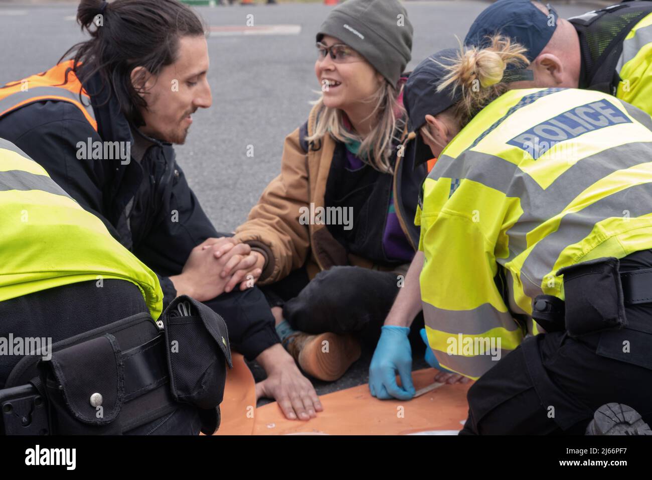 Kent, Royaume-Uni. 28 avril 2022 des manifestants de Just Stop blocus pétrolier le garage BP de Clacket Lane Services le M25. La police arrive pour dégluer et arrêter tous les manifestants. Crédit : Denise Laura Baker/Alay Live News Banque D'Images
