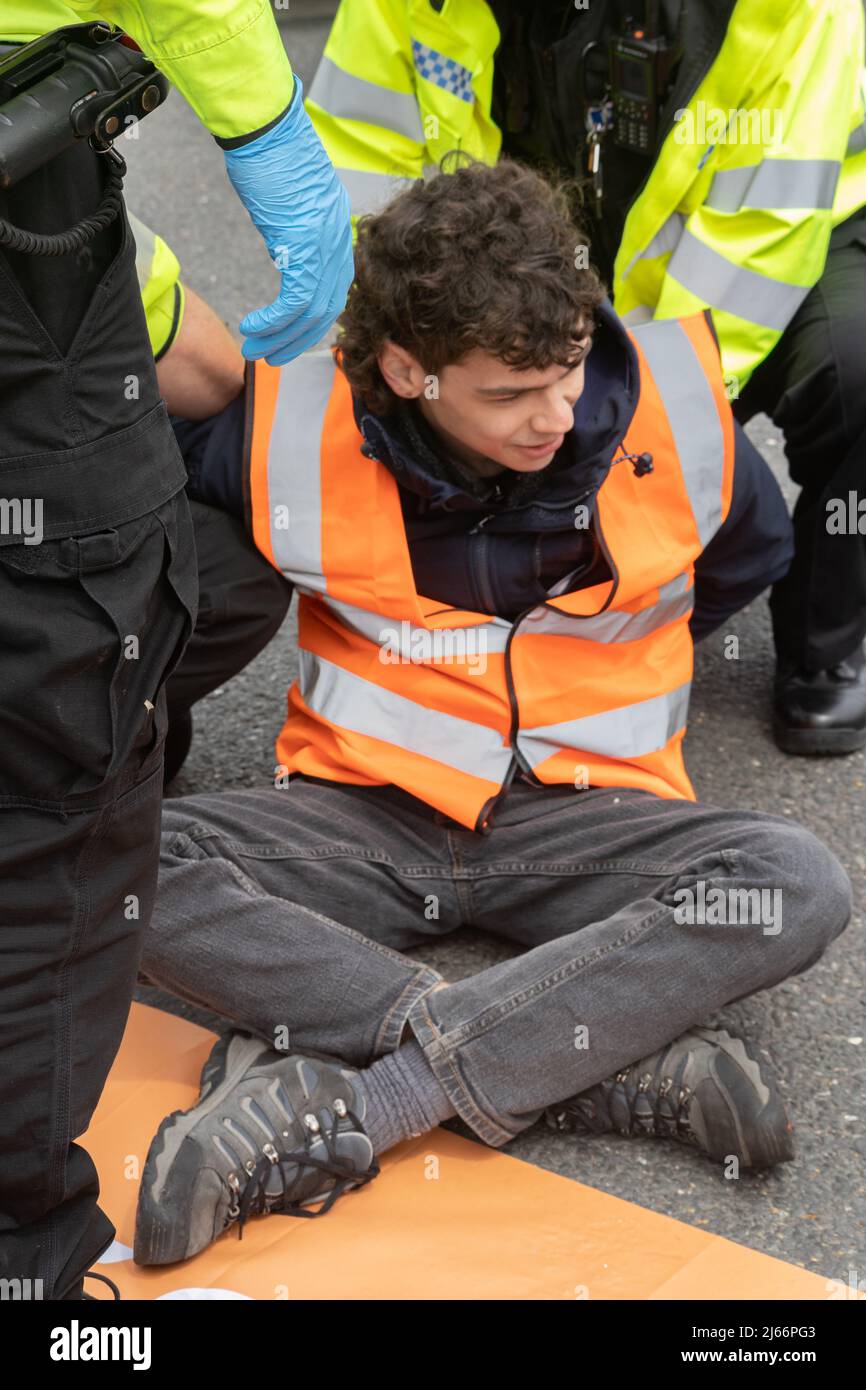 Kent, Royaume-Uni. 28 avril 2022 des manifestants de Just Stop blocus pétrolier le garage BP de Clacket Lane Services le M25. La police arrive pour dégluer et arrêter tous les manifestants. Crédit : Denise Laura Baker/Alay Live News Banque D'Images