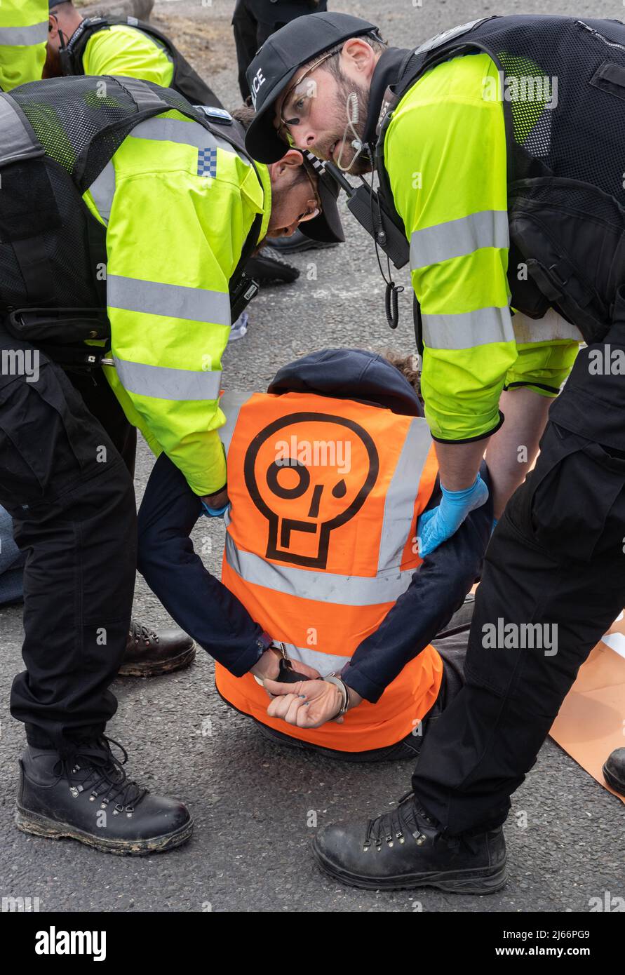 Kent, Royaume-Uni. 28 avril 2022 des manifestants de Just Stop blocus pétrolier le garage BP de Clacket Lane Services le M25. La police arrive pour dégluer et arrêter tous les manifestants. Crédit : Denise Laura Baker/Alay Live News Banque D'Images