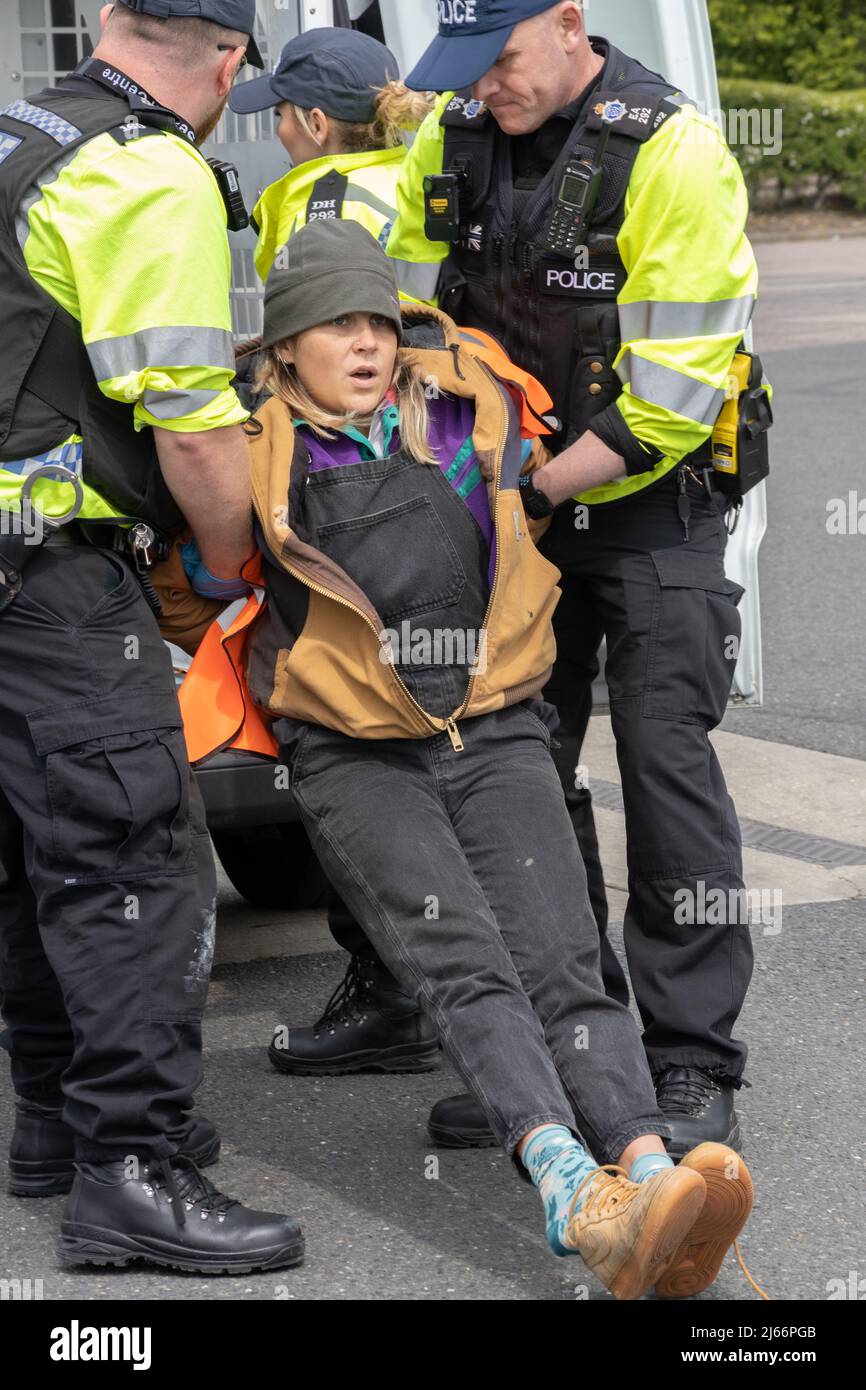 Kent, Royaume-Uni. 28 avril 2022 des manifestants de Just Stop blocus pétrolier le garage BP de Clacket Lane Services le M25. La police arrive pour dégluer et arrêter tous les manifestants. Crédit : Denise Laura Baker/Alay Live News Banque D'Images