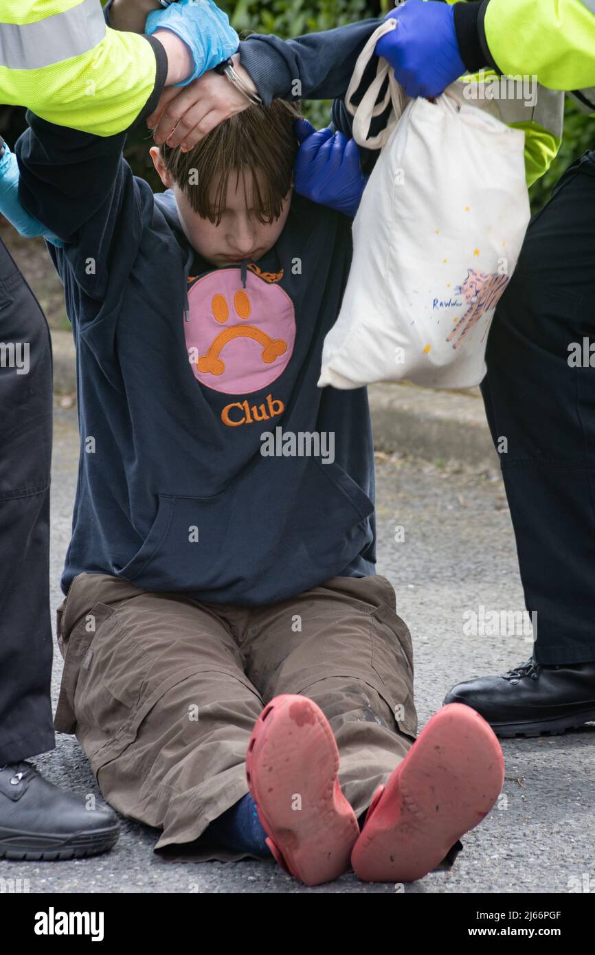 Kent, Royaume-Uni. 28 avril 2022 des manifestants de Just Stop blocus pétrolier le garage BP de Clacket Lane Services le M25. La police arrive pour dégluer et arrêter tous les manifestants. Crédit : Denise Laura Baker/Alay Live News Banque D'Images
