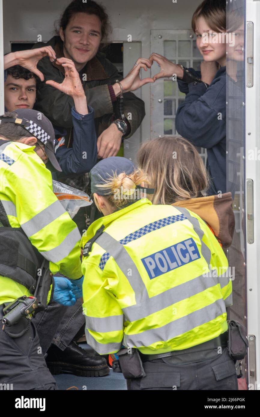 Kent, Royaume-Uni. 28 avril 2022 des manifestants de Just Stop blocus pétrolier le garage BP de Clacket Lane Services le M25. La police arrive pour dégluer et arrêter tous les manifestants. Crédit : Denise Laura Baker/Alay Live News Banque D'Images