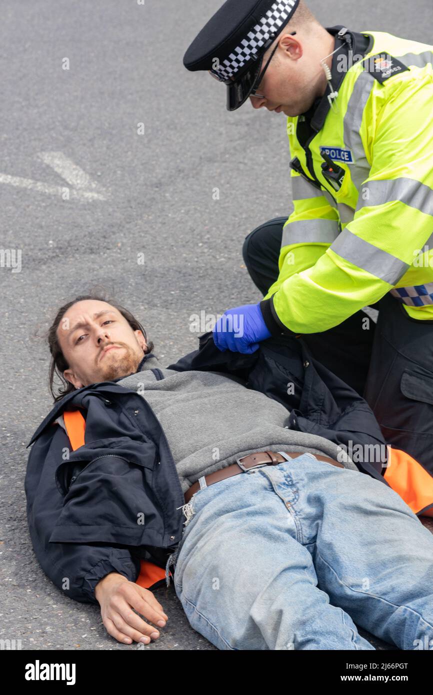 Kent, Royaume-Uni. 28 avril 2022 des manifestants de Just Stop blocus pétrolier le garage BP de Clacket Lane Services le M25. La police arrive pour dégluer et arrêter tous les manifestants. Crédit : Denise Laura Baker/Alay Live News Banque D'Images