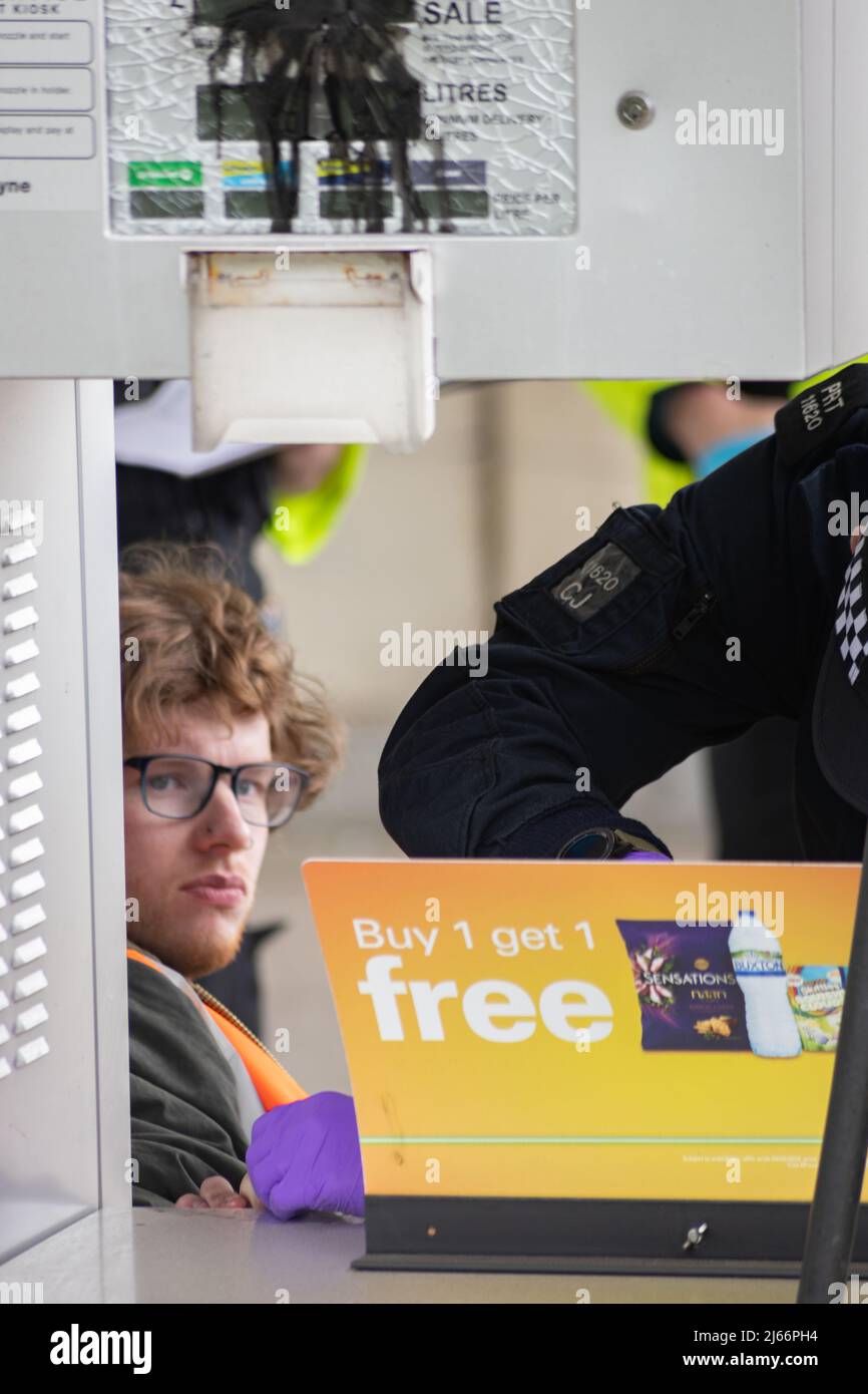 Kent, Royaume-Uni. 28 avril 2022 des manifestants de Just Stop blocus pétrolier le garage BP de Clacket Lane Services le M25. La police arrive pour dégluer et arrêter tous les manifestants. Crédit : Denise Laura Baker/Alay Live News Banque D'Images