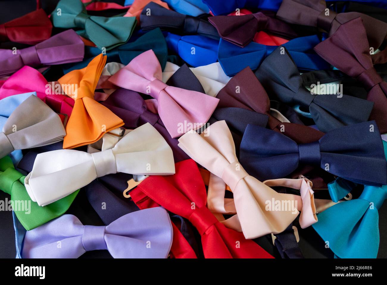 Texture noeuds colorés, tas de noeuds déversés sur le sol, vue latérale sur  le fond de cravate, concept de mode homme couché Photo Stock - Alamy