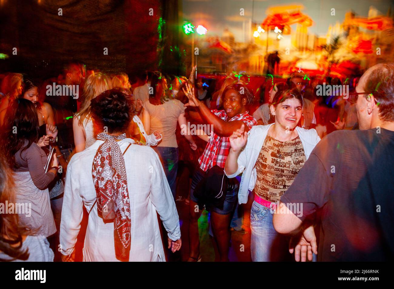 Paris, France, foule nombreuse, événements publics, fête de la Bastille, 14 juillet danse . Femmes françaises dansant sur piste de danse, au bal des pompiers. bal france Banque D'Images