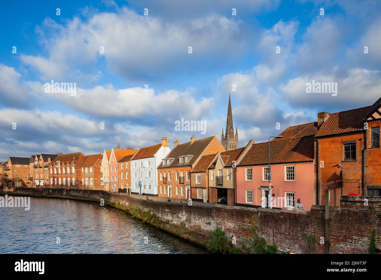 Après-midi de printemps sur la rivière Wensum dans le centre historique de Norwich, Norfolk, Angleterre. Banque D'Images