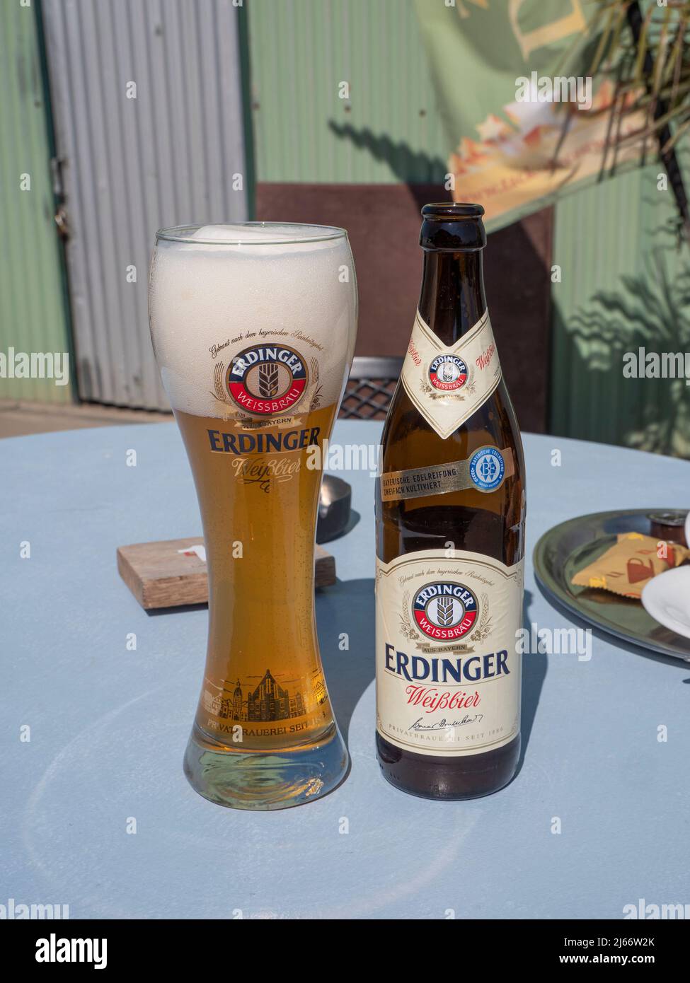 Sint Gillis Waas, Belgique, 24 avril 2022, Une bouteille avec un verre rempli d'Erdinger Weißbräu, bière d'une brasserie allemande à Erding, au nord-est de Bavar Banque D'Images