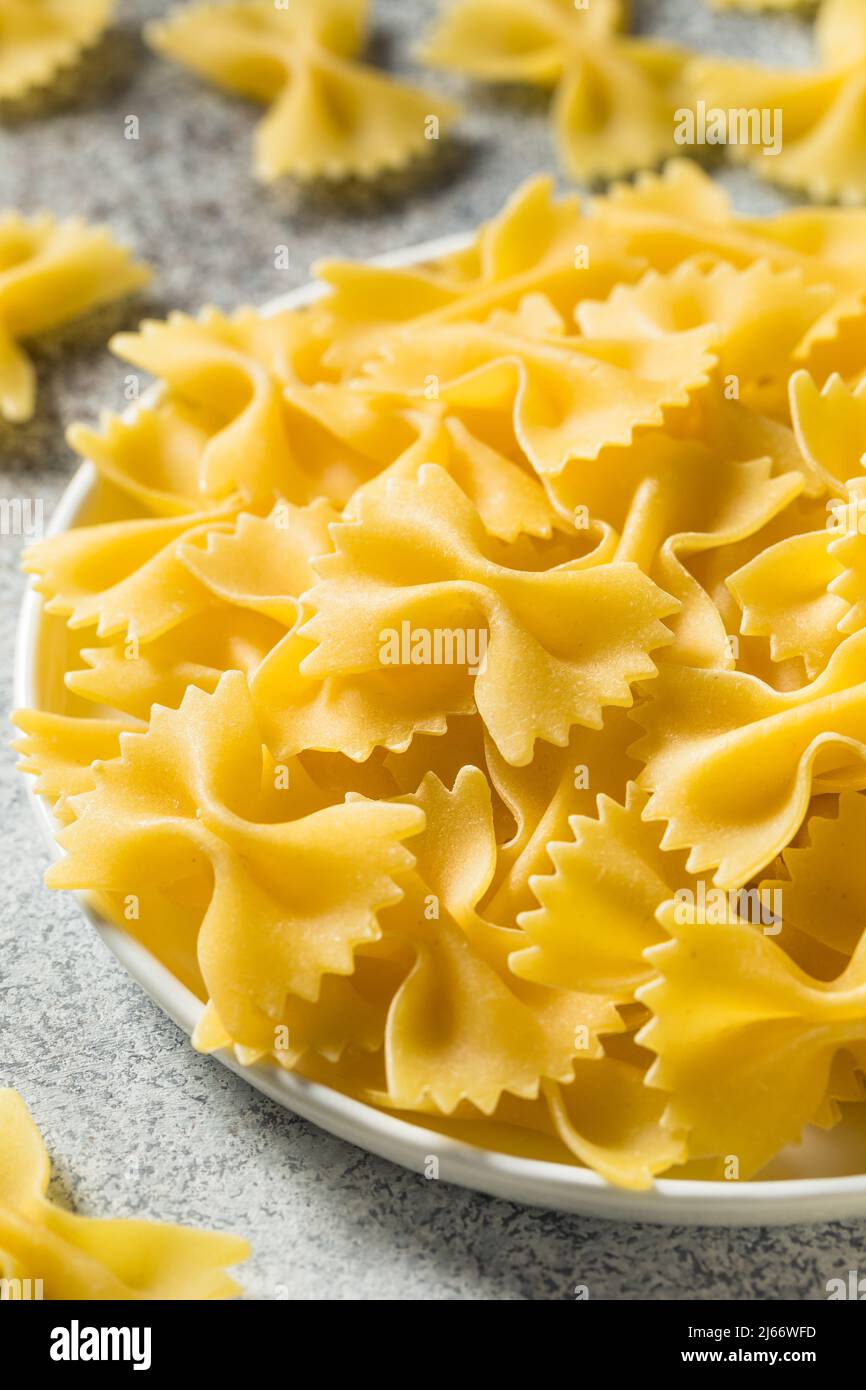 Pâtes Farfalle à noeud italien sec prêtes à cuire Banque D'Images