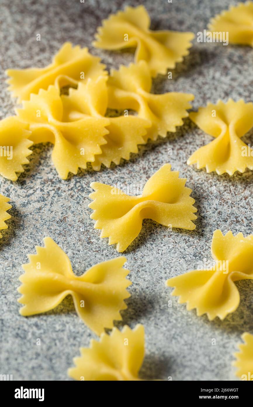 Pâtes Farfalle à noeud italien sec prêtes à cuire Banque D'Images